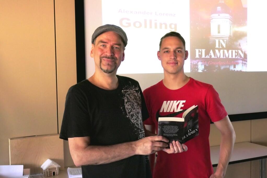 Nach der Lesung gab es eine Verlosung. Autor Alexander Lorenz Golling (links) und der Gewinner Lukas Hörmann.